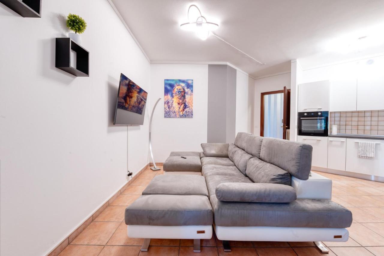 פסקיארה דל גארדה Wolf House - Peschiera Holiday - Jacuzzi Privata מראה חיצוני תמונה